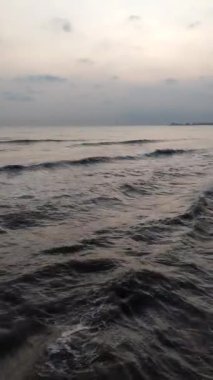 Sakin denizde büyük dalgalar