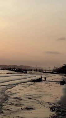 Güneşin doğuşuyla balıkçı tekneleri demirliyor.