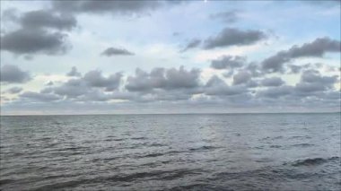 Kumsalın sakin ve güzel öğleden sonra atmosferi