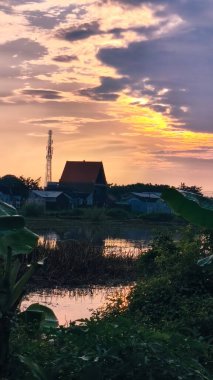 Sabah Sidoarjo, Doğu Cava 'da binaların ve ağaçların silueti