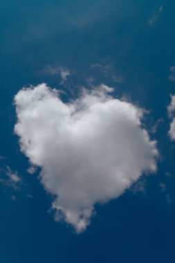 Gökyüzünde kalp şekli