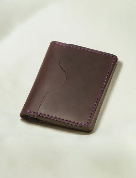 Kahverengi deri cüzdan ve boş etiket