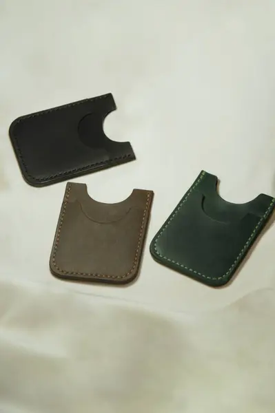 Beyaz arka planda erkek cüzdanı var. Erkek cüzdanı.