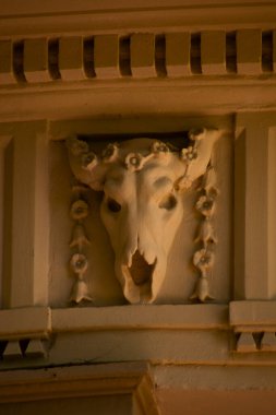 Güzel beyaz mermer bir heykelin yakın plan fotoğrafı.