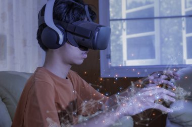 Asyalı çocuk fütüristik yaşam tarzı öğrenimi ve insan yolu simülasyon bilimleri üzerine VR gözlüğü takıyor. Gelecekteki teknoloji konsepti.