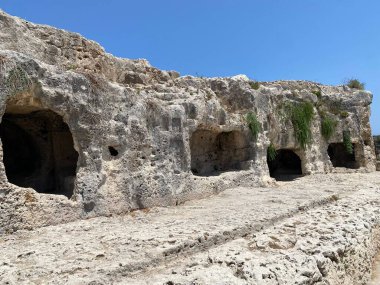 Syracuse, Sicilya 'daki Latomie del Paradiso' da bir dizi antik taş ocağı sergileniyor ve geçmişe büyüleyici bir bakış sunuyor.
