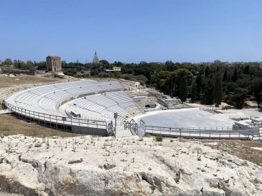 İtalya 'nın Sicilya kentindeki Yunan Syracuse Tiyatrosu, antik Yunan mimarisi ve dramatik sanatlarının bir göstergesi olarak bölgenin zengin tarihi ve kültürüne bir bakış sunuyor.