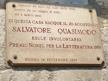 1959 yılında Sicilya, Modica 'da bulunan Nobel Edebiyat Ödülü sahibi Salvatore Quasimodo' nun doğum yeri anısına mermer plaket.