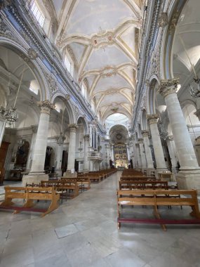 San Giorgio Katedrali 'nin içini dolduran süslü tavan ve mermer sütunlar Modica, Sicilya' daki barok mimari ihtişamını gözler önüne seriyor.