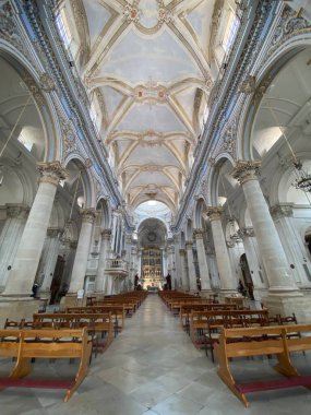 Modica, Sicilya, İtalya 'daki Chiesa di San Pietro' nun barok iç mekanına geniş açılı bir bakış açısı var.