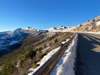 Santo Stefano di Sessanio yakınlarındaki karla kaplı tepelerden geçen sarmal dağ yolu çarpıcı alp manzarasını gözler önüne seriyor.