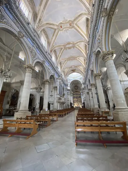 San Giorgio Katedrali 'nin içini dolduran süslü tavan ve mermer sütunlar Modica, Sicilya' daki barok mimari ihtişamını gözler önüne seriyor.