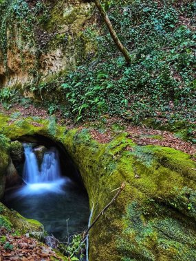 Gökkuşağı gökkuşağı taştan kilisenin üzerinde yeşil renkli Citta Sant Angelo kırsalında, sağanak sonrası, Pescara, Abruzzo, İtalya