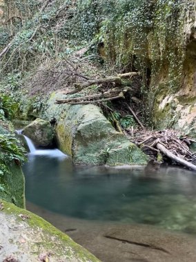 Gökkuşağı gökkuşağı taştan kilisenin üzerinde yeşil renkli Citta Sant Angelo kırsalında, sağanak sonrası, Pescara, Abruzzo, İtalya
