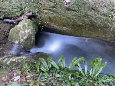 Gökkuşağı gökkuşağı taştan kilisenin üzerinde yeşil renkli Citta Sant Angelo kırsalında, sağanak sonrası, Pescara, Abruzzo, İtalya