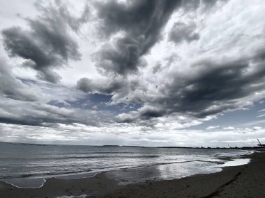 İtalya 'nın Pescara kentindeki Adriyatik Denizi üzerinde toplanan kara ve beyaz bulutlar dramatik ve karamsar bir atmosfer yaratıyor.