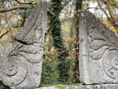 Bomarzo, İtalya 'daki tarihi bir yapının kalıntıları oyulmuş çiçek süslemeleri ile yıpranmış iki taş parçası zaman ve tarih kavramını çağrıştırıyor.