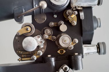 Klasik bir film kamerasının karmaşık dişli, kaldıraç ve mekanik bileşenlerine yakından bakınca film yapma teknolojisinin karmaşıklığını gözler önüne seriyor.