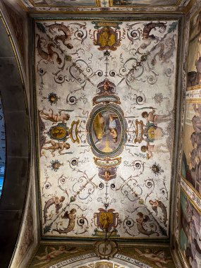 Barberino Tavarnelle yakınlarındaki tarihi Toskana mimari ortamında karmaşık süslemeler ve zengin renkli paletler sergileyen mitolojik hikayelerle dolu tavan freski.