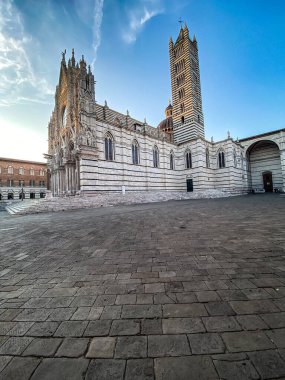 İtalya 'nın Toskana şehrinin güzel bir simgesi olan Piazza del Duomo' da bulunan Siena Katedrali çarpıcı mimarisi ve zengin tarihini gözler önüne seriyor.