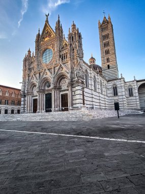 Siena Katedrali Piazza del Duomo, Siena, Tuscany, İtalya 'da açık mavi gökyüzüne karşı ayakta duruyor.