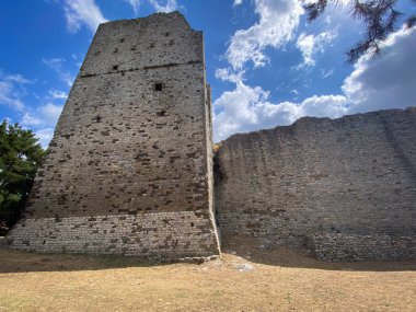Majestic Ortaçağ Kulesi ve çevresindeki duvarlar, tarihte zengin büyüleyici bir Toskana kasabası olan Val di Chiana 'daki Civitella' da canlı mavi bir gökyüzüne karşı dimdik duruyorlar.