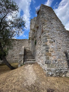 Tarihi kalenin yıpranmış duvarları boyunca uzanan taş merdiven, Val di Chiana Civitella 'daki ortaçağ Toskana şehir simgesinin mimari detaylarını ortaya çıkarıyor.