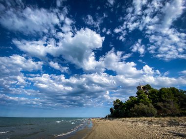 Kumsal tarihi Torre di Cerrano simgesini gözler önüne seriyor Pineto, Teramo, Abruzzo kıyı manzarası, İtalya 'da bulutlu gökyüzü altında