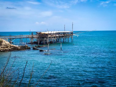 Tahta kalaslarla desteklenen ahşap balıkçılık platformu, İtalya 'nın Rocca San Giovanni kenti yakınlarındaki kayalık Adriyatik kıyı şeridine yayılan geleneksel Trabocco yapısı