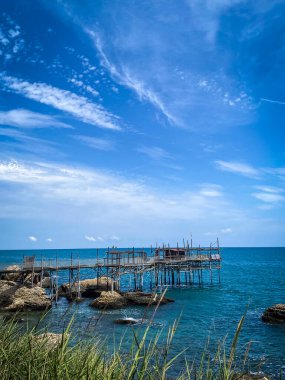 Rocca San Giovanni 'deki Adriyatik kıyısında, İtalya' nın Abruzzo eyaletinin Chieti şehrinde, güzel mavi bir gökyüzünün altında, Trabocco adı verilen ahşap balıkçılık makinesi.