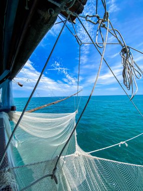Güneşli bir günde, Rocca San Giovanni, Abruzzo, İtalya 'da geleneksel bir balıkçılık platformu olan trabocco' da asılı duran balık ağı.