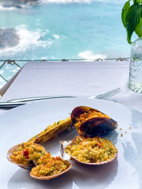 İtalya 'nın Abruzzo bölgesindeki Rocca San Giovanni' de Adriyatik kıyısı yakınlarında içi doldurulmuş midye ve midye dolu deniz ürünleri tabağı