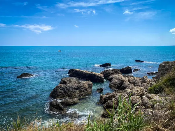 Rocca San Giovanni 'nin kayalık kıyı şeridi Adriyatik Denizi sularının engebeli Abruzzo manzarasını aydınlık güneş ışığı altında ortaya çıkararak manzaralı Akdeniz manzarasını gözler önüne seriyor.