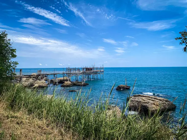 Rocca San Giovanni yakınlarındaki kayalık Adriyatik kıyı şeridine uzanan geleneksel ahşap balıkçılık platformu, Abruzzo bölgesinin deniz mirasının bir özelliği.