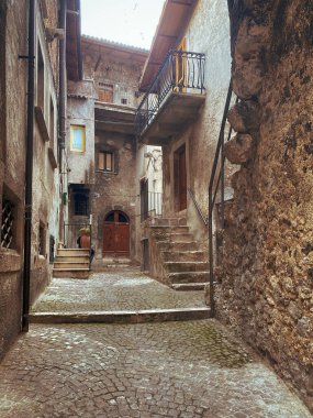 İtalya 'nın Scanno kentindeki kaldırım taşlı sokaklar, bölgenin zengin tarihi ve mimari cazibesini gözler önüne seren Abruzzo' nun göbeğine kurulmuş pitoresk bir köy olan Scanno 'daki antik binaların arasından esiyor.