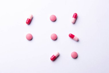 Pembe vitamin hapları. Beslenme takviyeleri ve diyet için haplar. Tıbbi konsept. Yukarıdan görüldü. Klasik düz döşeme