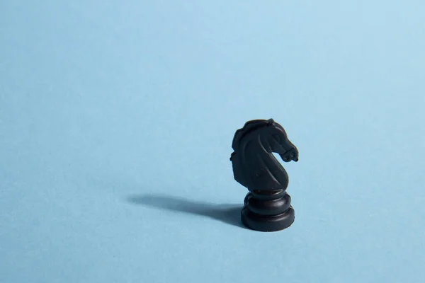 Geschäfts Und Führungskonzept Schwarzer Schachritter Auf Blauem Hintergrund Abstrakter Hintergrund — Stockfoto
