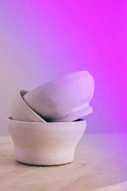 Çömlekçi stüdyosunda güzel seramik sofra takımı. Çömlek stüdyosu