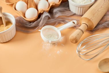 Pastane, mutfak iskeleti, malzemeler, pastel turuncu arka planda hamur işi için mutfak malzemeleri. Üst görünüm, alanı kopyala.