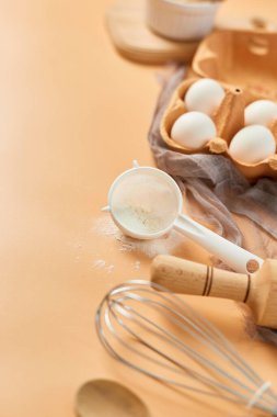 Pastane, mutfak iskeleti, malzemeler, pastel turuncu arka planda hamur işi için mutfak malzemeleri. Üst görünüm, alanı kopyala.