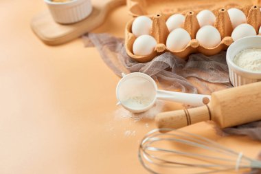 Pastane, mutfak iskeleti, malzemeler, pastel turuncu arka planda hamur işi için mutfak malzemeleri. Üst görünüm, alanı kopyala.