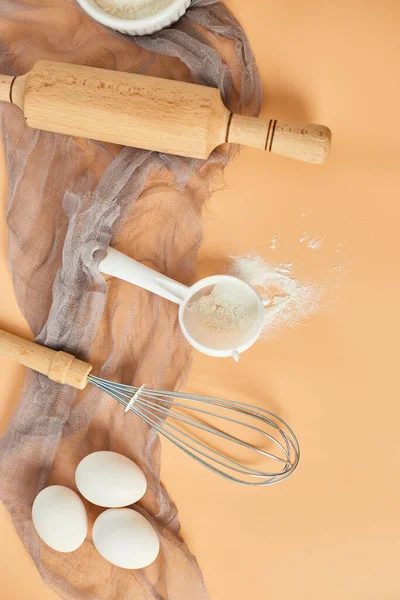 Back Oder Kochrahmen Zutaten Küchenutensilien Für Gebäck Auf Pastellorangefarbenem Hintergrund — Stockfoto