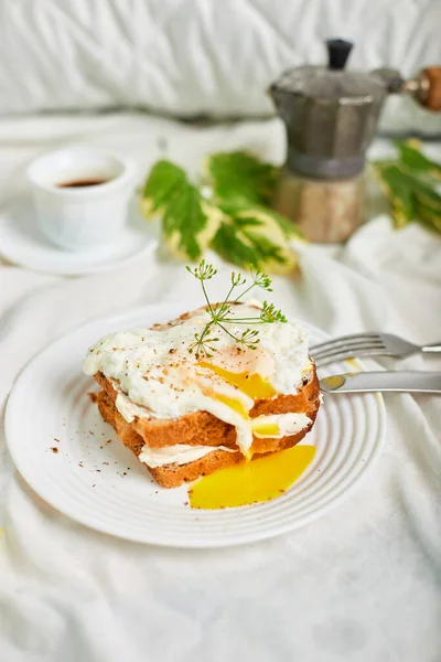 Breakfast White Bed Sheets Good Morning Toast Poached Eggs Coffee — Photo