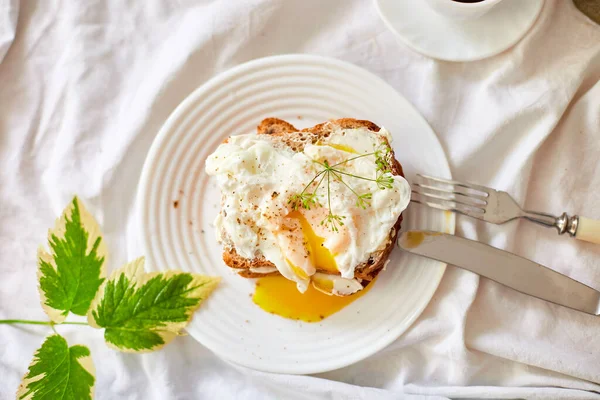 Вид Сверху Завтрак Белых Простынях Доброе Утро Тост Яичницей Кофе — стоковое фото