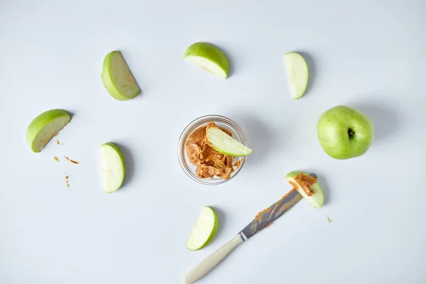 Fatias Verdes Maçãs Com Manteiga Amendoim Fundo Branco Lanche Saudável — Fotografia de Stock