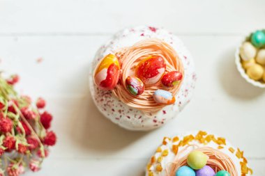 Paskalya pastası, çikolatalı yumurta süslemesi, beyaz ahşap masa üzerinde bayram, Mutlu Paskalya Tatili.