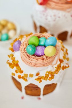 Paskalya pastası, çikolatalı yumurta süslemesi, beyaz ahşap masa üzerinde bayram, Mutlu Paskalya Tatili.