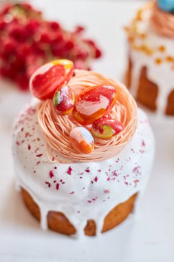 Paskalya pastası, çikolatalı yumurta süslemesi, beyaz ahşap masa üzerinde bayram, Mutlu Paskalya Tatili.