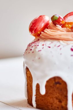 Paskalya pastası, çikolatalı yumurta süslemesi, beyaz ahşap masa üzerinde bayram, Mutlu Paskalya Tatili.