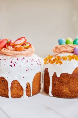 Paskalya pastası, çikolatalı yumurta süslemesi, beyaz ahşap masa üzerinde bayram, Mutlu Paskalya Tatili.